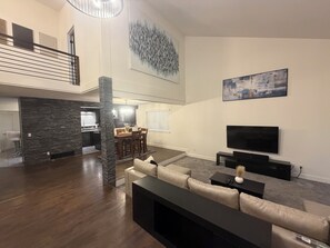Smart TV, video games, ping pong, books - Spacious 4-bedroom house in charming Aurora with AC (Aurora)