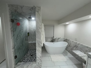Shower, eco-friendly toiletries, hair dryer, towels - Spacious 4-bedroom house in charming Aurora with AC (Aurora)