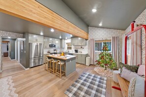 Private kitchen - Nostalgic Nook — Offering a gym, sauna, hot tub, cold plunge, and firepit (Bend)