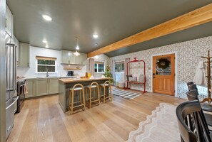Private kitchen - Nostalgic Nook — Offering a gym, sauna, hot tub, cold plunge, and firepit (Bend)