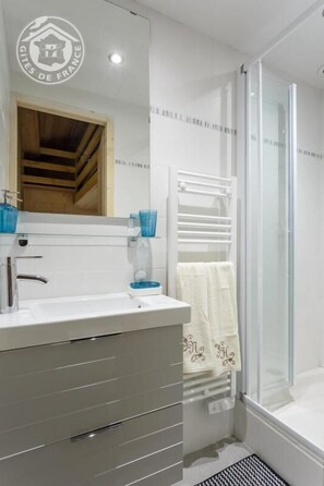 Shower, hair dryer, towels - LE PETIT SAINT BERNARD (SAINTE FOY TARENTAISE)