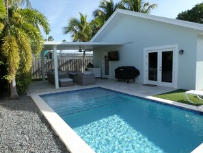 Alberca al aire libre y alberca climatizada