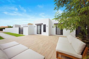 Terrace/patio - NEW 1BR w/Private Pool  BBQ  Patio @ Eagle Beach (Noord)