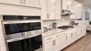 Private kitchen - Cary RTP Lux-6/7 Beds, 2 King Beds, 3.5 Bath-Pool (Cary)