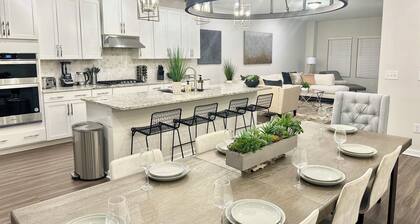 Cary RTP Lux-6/7 Beds, 2 King Beds, 3.5 Bath-Pool