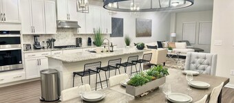 Cary RTP Lux-6/7 Beds, 2 King Beds, 3.5 Bath-Pool