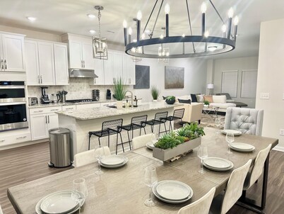 Cary RTP Lux-6/7 Beds, 2 King Beds, 3.5 Bath-Pool