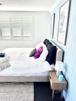 3 habitaciones, tabla de planchar con plancha, internet y ropa de cama 