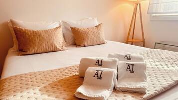 Tabla de planchar con plancha, cuna de viaje, wifi y ropa de cama