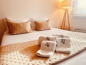 Tabla de planchar con plancha, cuna de viaje, wifi y ropa de cama
