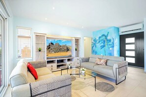 Smart TV - NEW 3BR Villa Pool  Palapa  BBQ  Outdoor Dining (Noord)