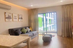 Suite Majestueuse, 1 chambre, accès au salon club, vue ville | Draps en coton égyptien, literie de qualité supérieure