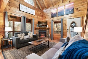 Smart TV, fireplace, video games - Serene Retreat w/ Hot Tub, Deck & Pool Table Between Pigeon Forge & Gatlinburg (Sevierville)