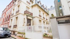 A historic building with a white facade, multiple balconies, and a gated entrance. - Apartment Cigale by Interhome (Deauville-Trouville)