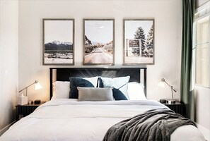 Room - Modern Studio • Mountain Views • Private Patio (Golden)