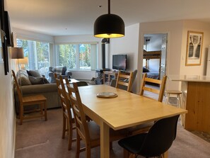 Televisión y chimenea 