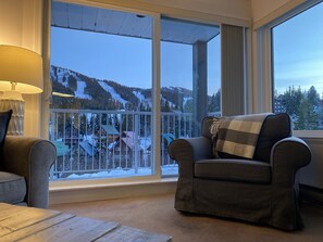 Televisión y chimenea 