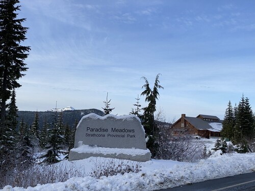 Blueberry Views - lovely 2-bedroom with onsite parking