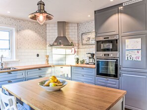 Kjøleskap, mikrobølgeovn, ovn og kjøkkenutstyr