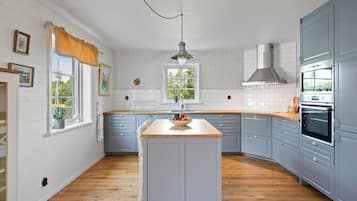 Refrigerador, microondas, horno y utensilios de cocina