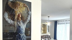 Un salon moderne avec un canapé, une table à manger et une cuisine en arrière-plan.