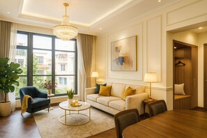 Free minibar, individually decorated, individually furnished, desk - Kiyo House Saigon & POOL (Pham Ngu Lao)