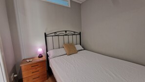 1 bedroom, travel cot, WiFi, bed sheets - ocean village getaway (Gibraltar)
