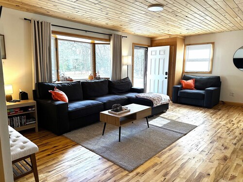 Cozy 2-bedroom cottage in beautiful Shawano/30 minutes from Lambeau Field