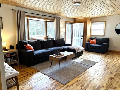 Cozy 2-bedroom cottage in beautiful Shawano/30 minutes from Lambeau Field