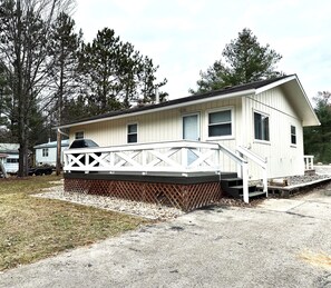Exterior - Cozy 2-bedroom cottage in beautiful Shawano/30 minutes from Lambeau Field (Shawano)