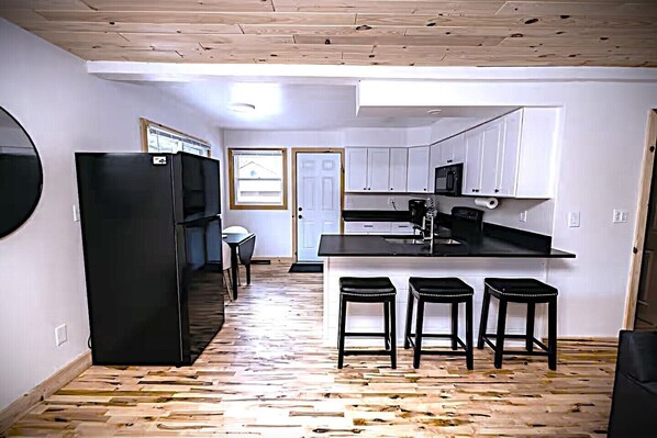 Private kitchen - Cozy 2-bedroom cottage in beautiful Shawano/30 minutes from Lambeau Field (Shawano)