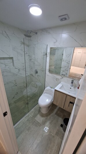 Shower, towels - Spacious apartment for groups, close to the airport, beach and historical center. (Cartagena de Indias)