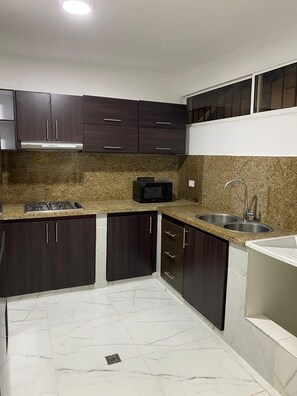 Private kitchen - Spacious apartment for groups, close to the airport, beach and historical center. (Cartagena de Indias)