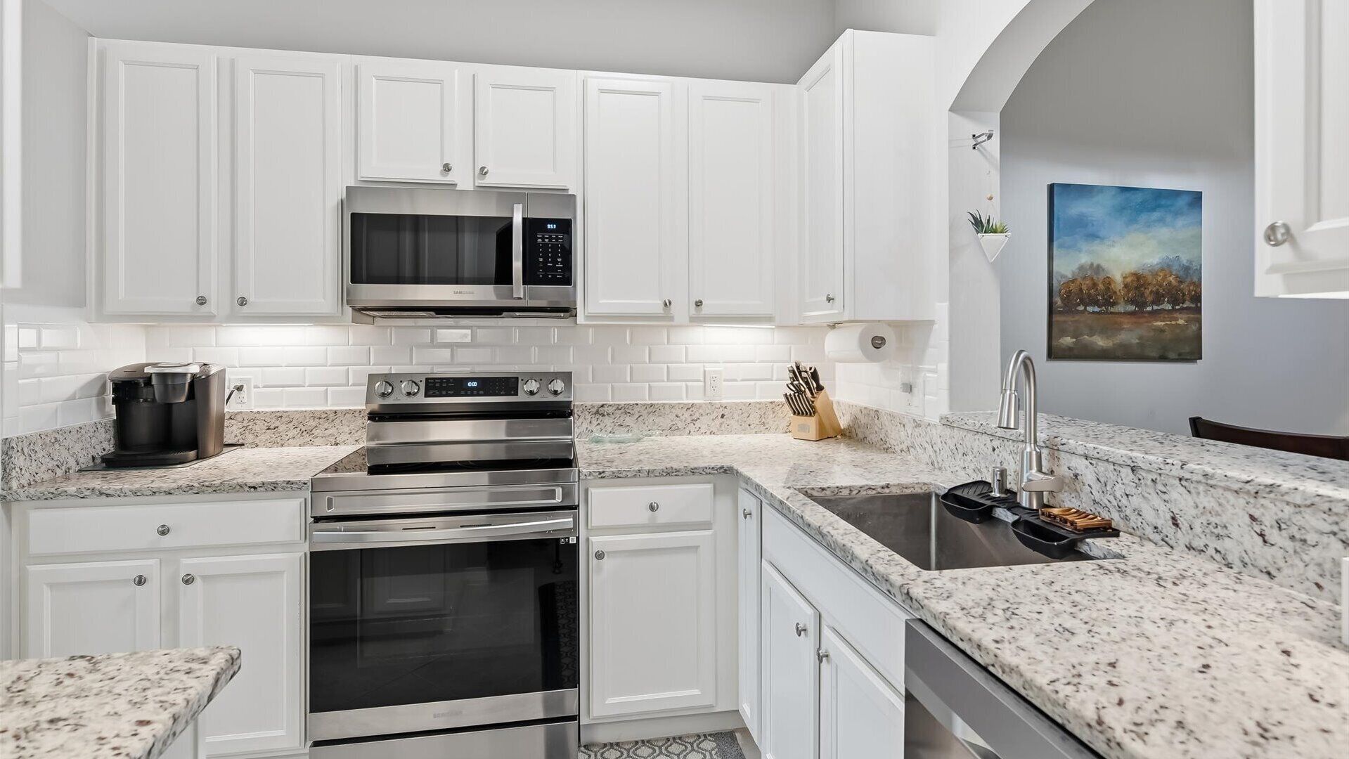 Kylskåp, mikrovågsugn, ugn och spishäll