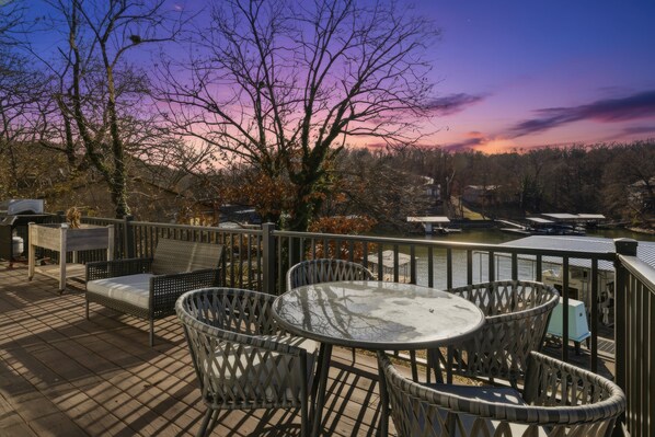 Outdoor dining - Lakefront Home in Osage Beach 28mm at Miller's Landing (Osage Beach)