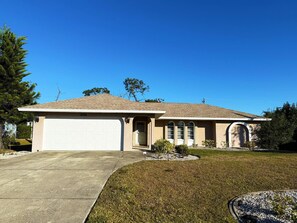 Exterior - Peaceful 3BR Villa – Near Beaches & Golf (Englewood)