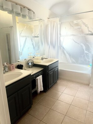 Hair dryer, towels, soap, shampoo - Your Moore Getaway: Cozy Home + Private Pool (Moore)