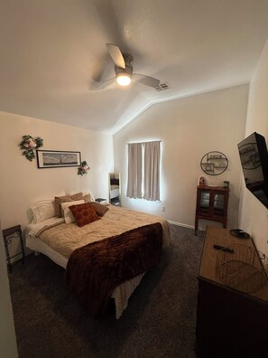 Desk, iron/ironing board, free WiFi, bed sheets - Your Moore Getaway: Cozy Home + Private Pool (Moore)