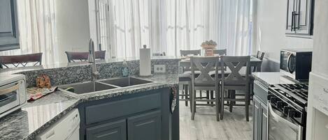 Refrigerador, microondas, horno, placa de cocina