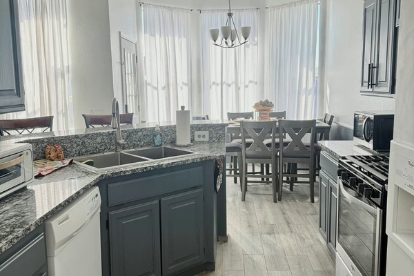 Geladeira, micro-ondas, fogão, cooktop