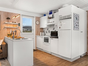 Kylskåp, mikrovågsugn, diskmaskin och grytor/köksredskap