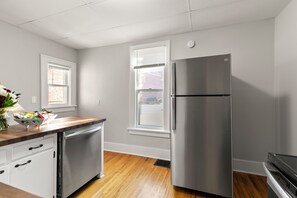 Microondas, horno, placa de cocina, lavavajillas