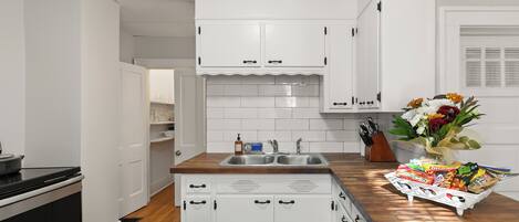 Mikrobølgeovn, ovn, kokeplater og oppvaskmaskin