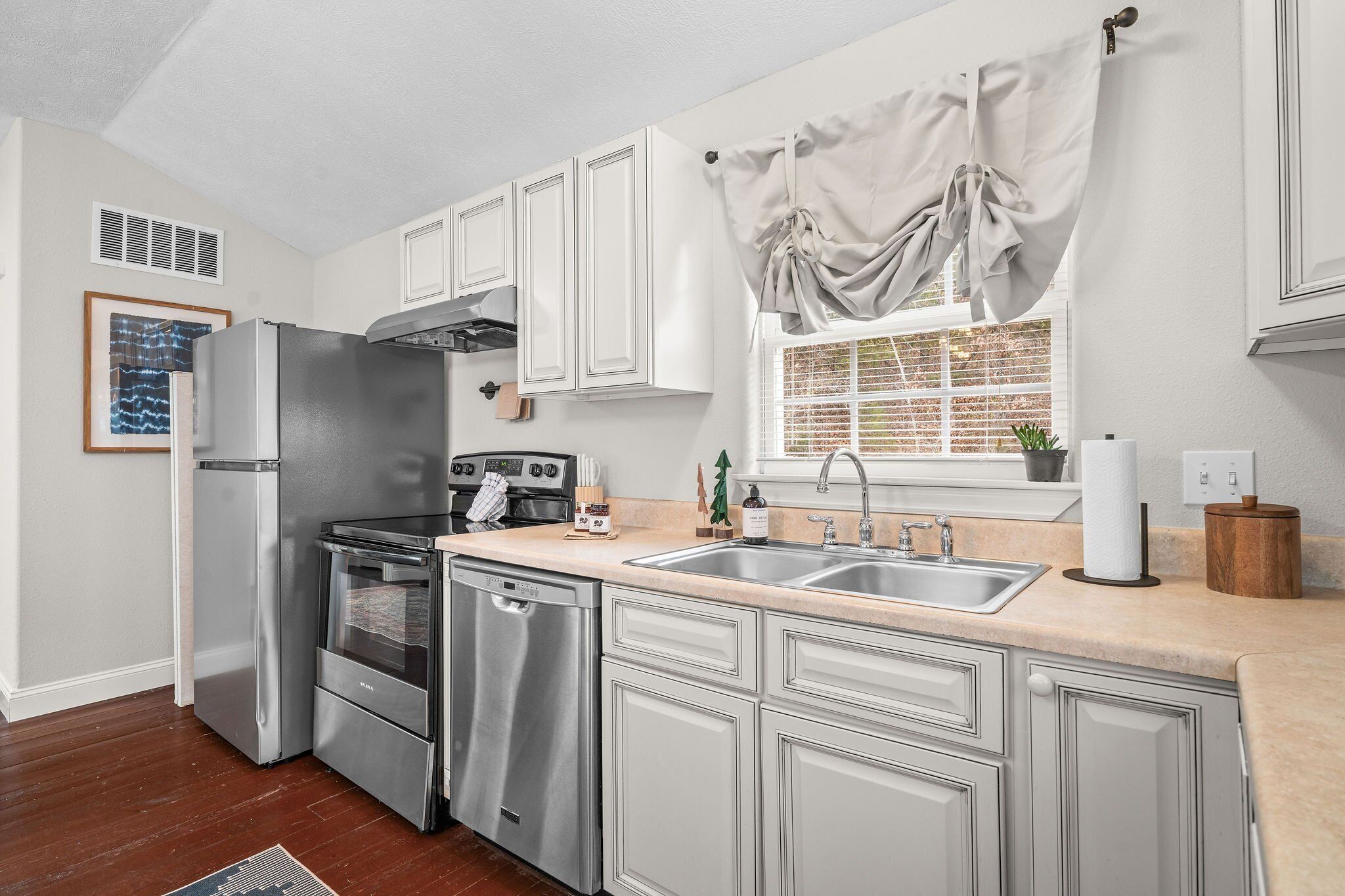 Refrigerador, microondas, horno y parrilla de estufa 