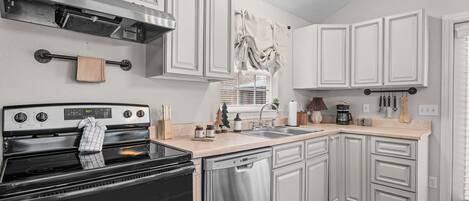 Fridge, oven, stovetop, dishwasher