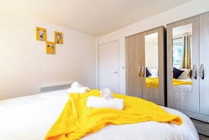 Tabla de planchar con plancha, wifi y ropa de cama