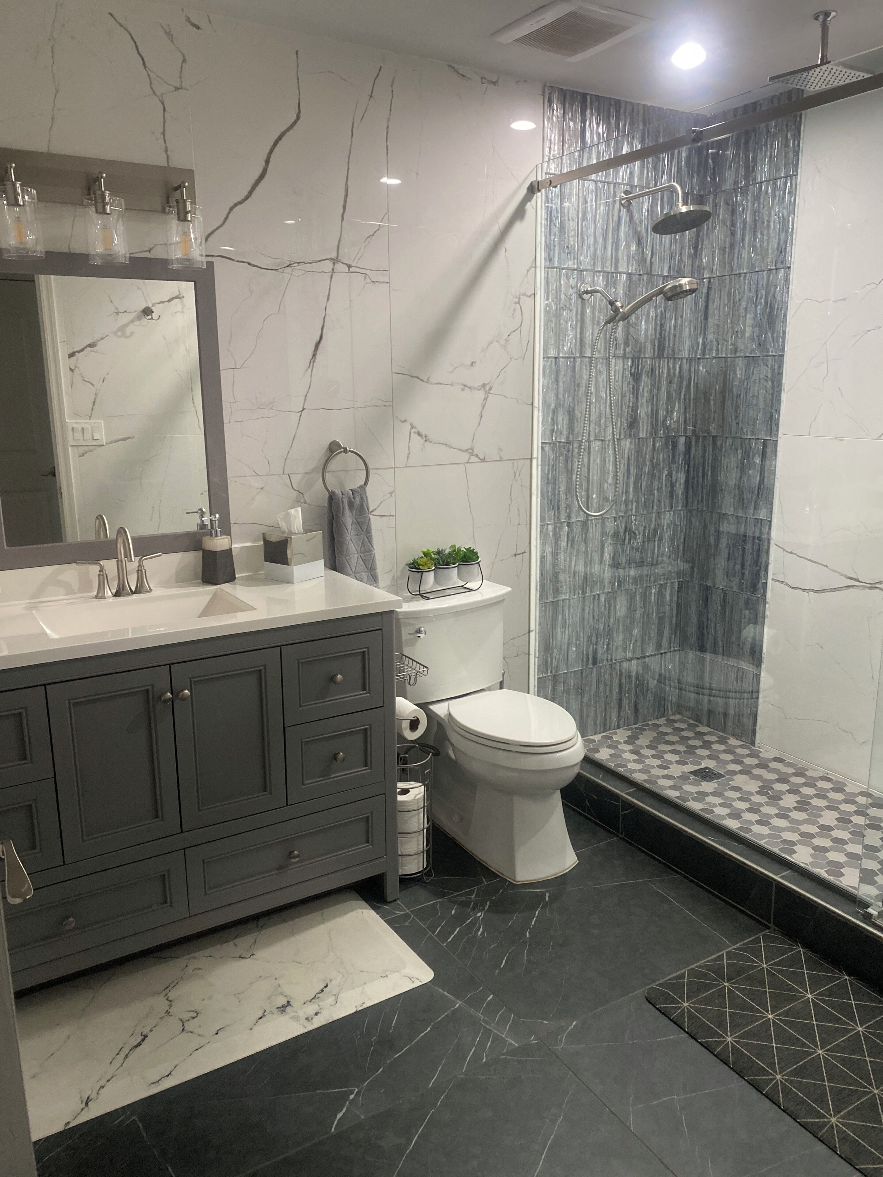 Secadora de cabello, toallas, jabón, papel de baño 