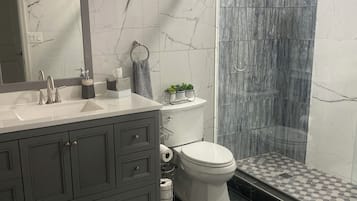 Secadora de cabello, toallas, jabón, papel de baño