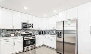 Private kitchen - 3-bedroom house in brilliant Phoenix with cool AC and space to relax (Phoenix)