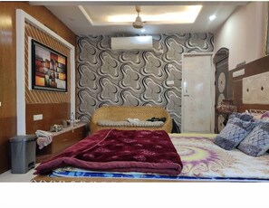 Deluxe Double Room, Balcony, City View | Bathroom | Bathtub, free toiletries, towels, soap - Gazi Residential Hotel Chandpur (Chandpur)